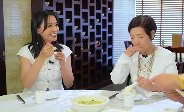 一同品嚐多樣海鮮菜式。