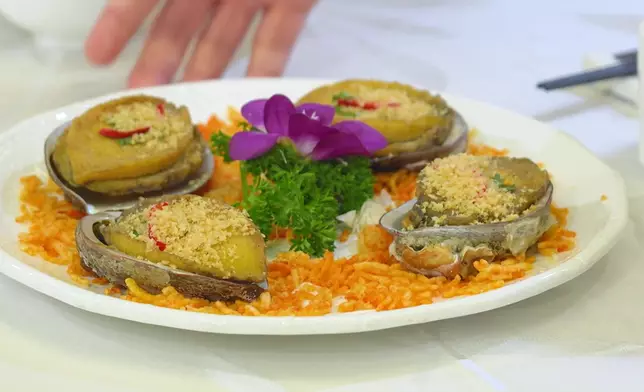 一同品嚐多樣海鮮菜式。