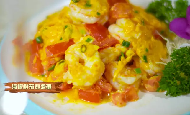 一同品嚐多樣海鮮菜式。