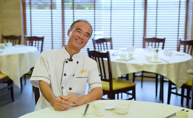 阿叔師傅更賣大包，大方公開秘訣，原來為確保鮑魚不會過硬，必須先以蒸煮處理，之後再進行油炸。