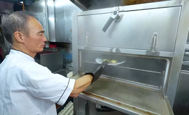 阿叔師傅更賣大包，大方公開秘訣，原來為確保鮑魚不會過硬，必須先以蒸煮處理，之後再進行油炸。