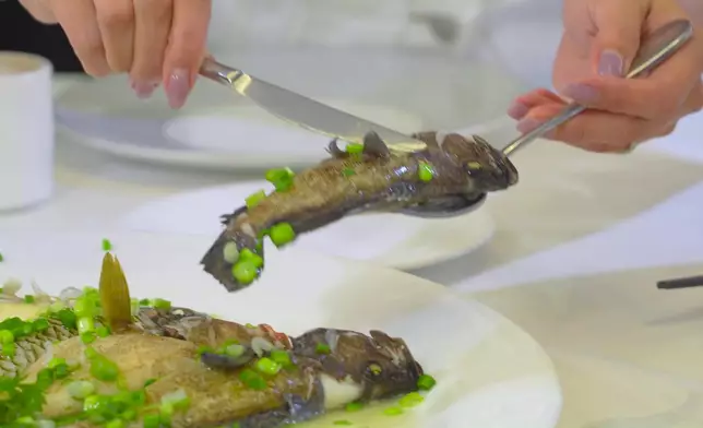 更品嚐坊間罕有的海鹽蒸西貢海魚仔。