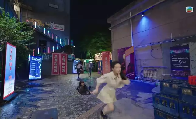 樂珈嘉得罪小混混，被窮追入巷內，好危險！