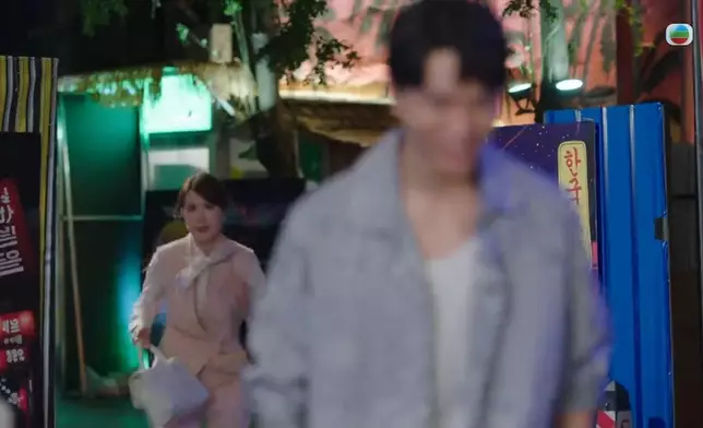 驚險時刻阿Moon趕到，甚至攞鐵通趕走小混混。