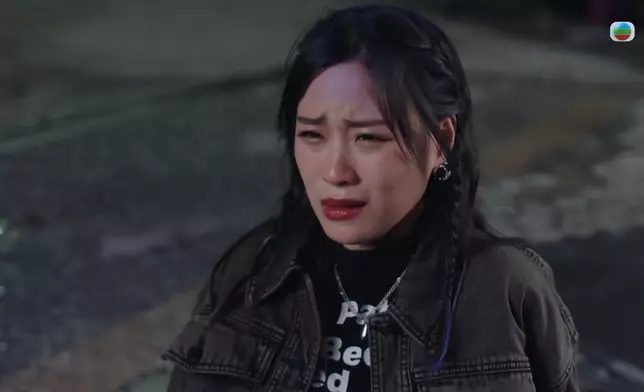 驚險時刻阿Moon趕到，甚至攞鐵通趕走小混混。