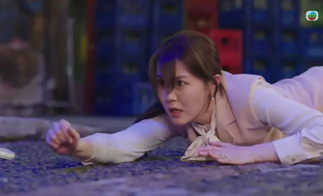 驚險時刻阿Moon趕到，甚至攞鐵通趕走小混混。