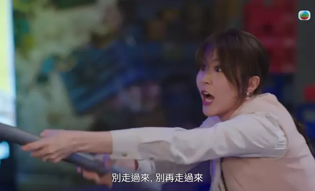 驚險時刻阿Moon趕到，甚至攞鐵通趕走小混混。