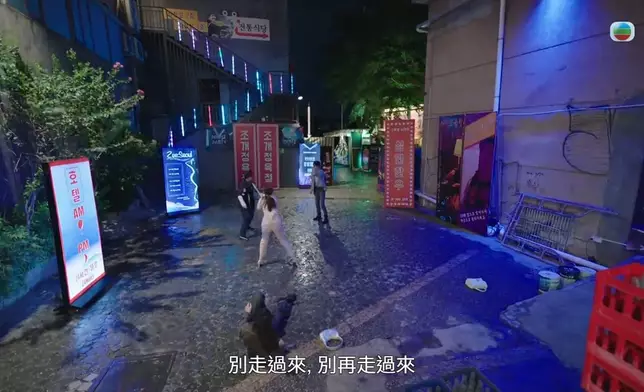 驚險時刻阿Moon趕到，甚至攞鐵通趕走小混混。