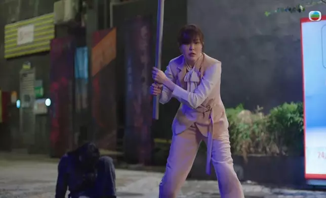 驚險時刻阿Moon趕到，甚至攞鐵通趕走小混混。