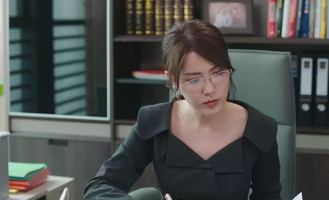 阿Moon在劇中的專業眼鏡look，網民一致讚好。