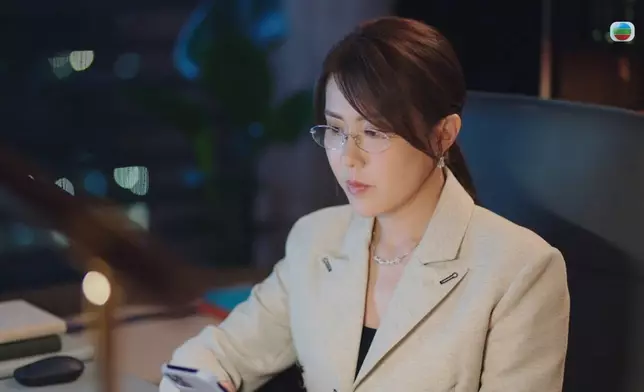 阿Moon在劇中的專業眼鏡look，網民一致讚好。