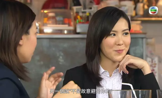 亦有網民回憶阿Moon十年前在劇集《四個女仔三個BAR》內，飾演見習事務律師。