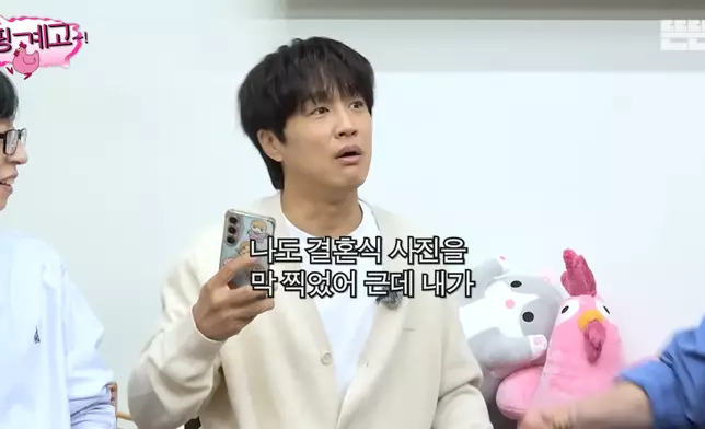 車太鉉忍不住拿起手機拍攝婚禮現場。影片截圖