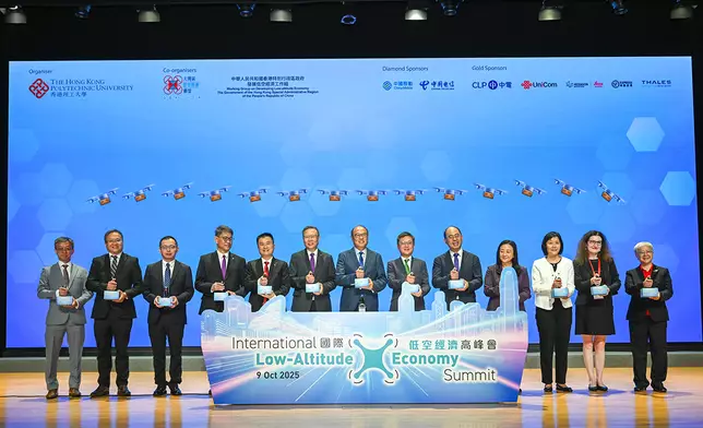 香港理工大學校董會主席林大輝博士（中）、運輸及物流局常任秘書長蔡傑銘（右六）、廣州市發展和改革委員會黨組書記、主任吳薩（左三）、大灣區低空經濟聯盟創會會長葛珮帆博士（右四）等嘉賓為高峰會主禮。政府新聞處圖片