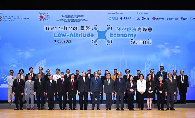 港理工大學校董會主席林大輝博士（前排中）、運輸及物流局常任秘書長蔡傑銘（前排右七）、廣州市發展和改革委員會黨組書記、主任吳薩（前排左四）、大灣區低空經濟聯盟創會會長葛珮帆博士（前排右五）與其他嘉賓在啟動禮合照。政府新聞處圖片