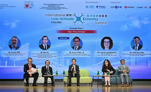運輸及物流局常任秘書長蔡傑銘（中）主持以「低空經濟的政策對話」為題的爐邊談話，與廣州市發展和改革委員會黨組書記、主任吳薩（左二）；泰雷茲集團空中交通解決方案數字與無人機交通管理全球市場開發總監Frank Erb（左一）；歐洲航空安全局北亞代表Ingrid Lagarrigue（右二）；新加坡民航局無人系統技術、工程和規劃司長陳俊維（右一）交流。政府新聞處圖片