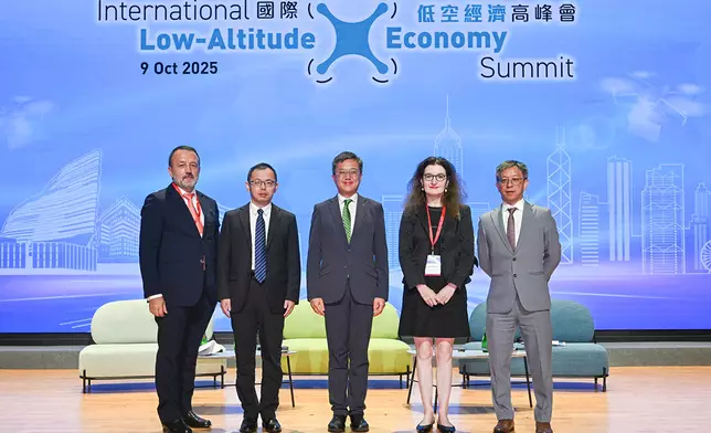 運輸及物流局常任秘書長蔡傑銘（中）與「低空經濟的政策對話」爐邊談話的嘉賓合照。嘉賓包括廣州市發展和改革委員會黨組書記、主任吳薩（左二）；泰雷茲集團空中交通解決方案數字與無人機交通管理全球市場開發總監Frank Erb（左一）；歐洲航空安全局北亞代表Ingrid Lagarrigue（右二）；新加坡民航局無人系統技術、工程和規劃司長陳俊維（右一）。政府新聞處圖片