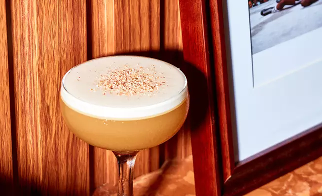 Bar Leone以「cocktail popolari」(意即「大眾雞尾酒」)為理念，旨在營造羅馬鄰里酒吧中當地居民聚首享受咖啡、開胃酒和閒話家常的氛圍。