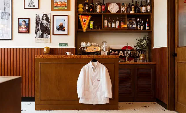 Bar Leone以「cocktail popolari」(意即「大眾雞尾酒」)為理念，旨在營造羅馬鄰里酒吧中當地居民聚首享受咖啡、開胃酒和閒話家常的氛圍。酒吧的室內設計靈感源自1980至90年代的羅馬，風格具親和力且樸實無華，深植意大利文化與待客之道。