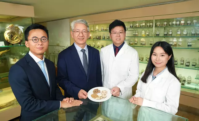 （左起）浸大中醫藥學院臨床部研究助理教授余炬成博士、協理副校長（臨床中醫藥）兼中醫藥學院臨床部講座教授卞兆祥教授、中醫藥學院臨床部中醫臨床助理教授張振海博士及中醫藥學院博士生鄧曉濤。