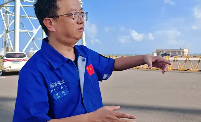 海南國際商業航天發射有限公司副總經理郭立介紹火箭發射時的降溫設施。巴士的報記者攝