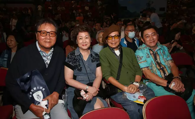 （右二）賈思樂