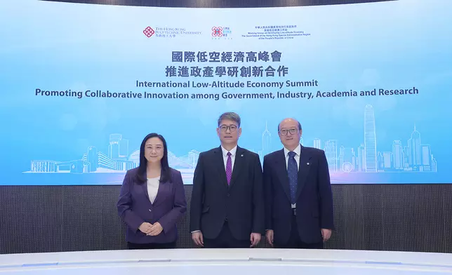 趙汝恒教授（中）、葛珮帆議員（左）及理大航空及民航工程學系暫任系主任、機械人與自主系統講座教授兼低空經濟研究中心主任陳文華教授（右）出席傳媒訪問活動。