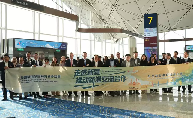 外交部駐港特派員崔建春親自率領參訪團，行程為期七天，途經烏魯木齊、喀什、伊寧等地，參觀當地標誌性產業及「一帶一路」合作項目。巴士的報記者攝