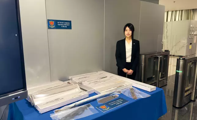 警方有組織罪案及三合會調查科總督察胡瀟瀟傳媒展示證物。