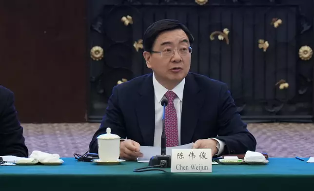 新疆自治區黨委常委、常務副主席陳偉俊致辭。巴士的報記者攝