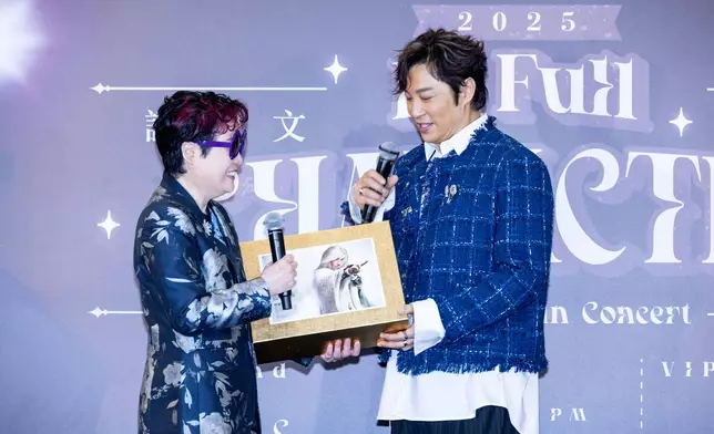 主辦單位「天星娛樂」陳淑芬陳太帶來一份很有意義的禮物 _ 譚耀文於風雲音樂劇中飾演無名所穿戴的手腕護甲。