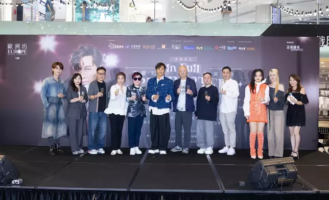 譚耀文、主辦單位和贊助商進行簡單而隆重的祝酒儀式，祝願演唱會門票大賣。