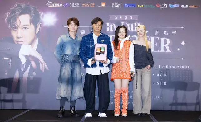 譚耀文「聲秀」三位學員胡港豐、布子殷與蕭凱恩送上蜂蜜禮盒。