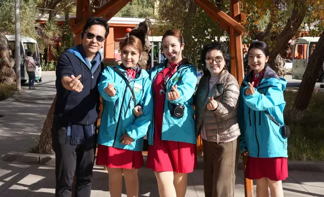 代表團成員拍照留念。巴士的報記者攝