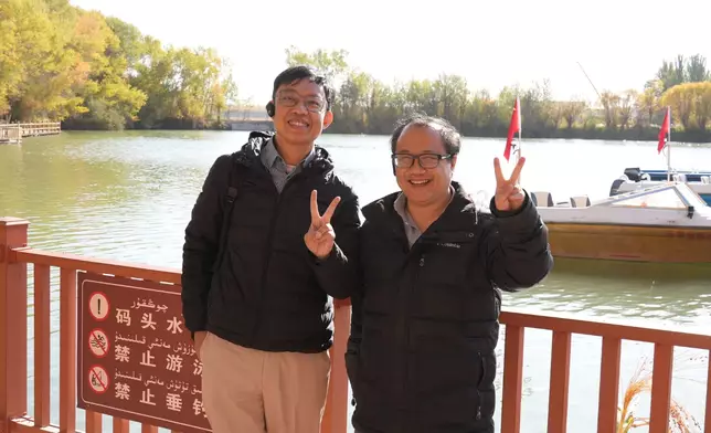 代表團成員拍照留念。巴士的報記者攝