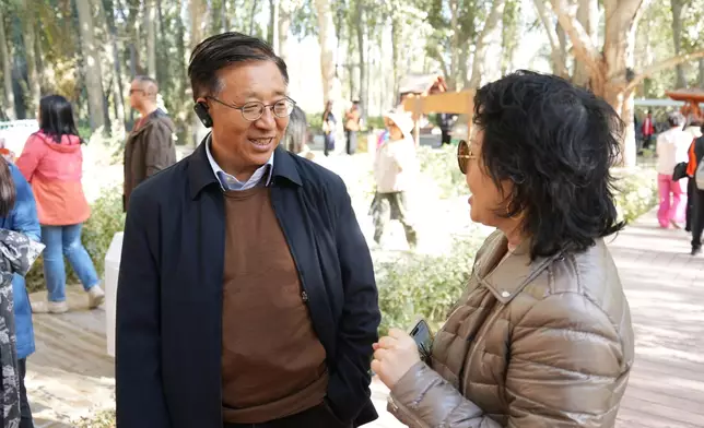 外交部駐港公署特派員崔建春和團員邊欣賞美景邊交流。巴士的報記者攝