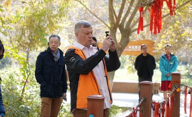 代表團成員拍照留念。巴士的報記者攝