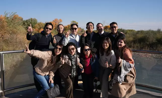 代表團成員拍照留念。巴士的報記者攝