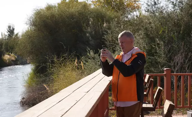 代表團成員把美景收入鏡頭之下。巴士的報記者攝