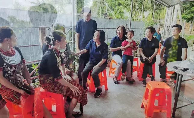 樂樂（中間紅衣小朋友）的父母，希望他長大後成為軍人，報效國家。巴士的報記者翻攝