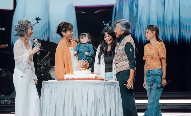 兒子林德信同太太抱住孫女林明上台，女兒林德懿更專程從美國回港。