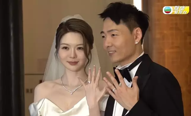 又展示手上閃爆的鑽戒。