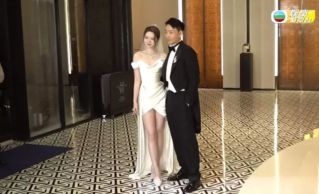 曾樂彤身穿短裙款的婚紗大晒白滑美腿。