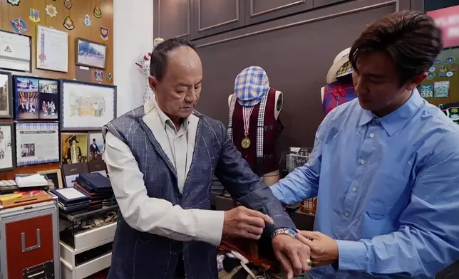 譚俊彥親手為父親還原《英雄本色》經典造型場面感人。