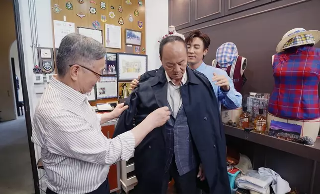 譚俊彥親手為父親還原《英雄本色》經典造型場面感人。