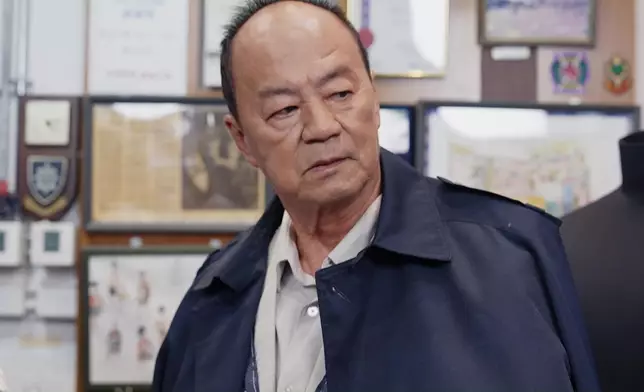 譚俊彥親手為父親還原《英雄本色》經典造型場面感人。