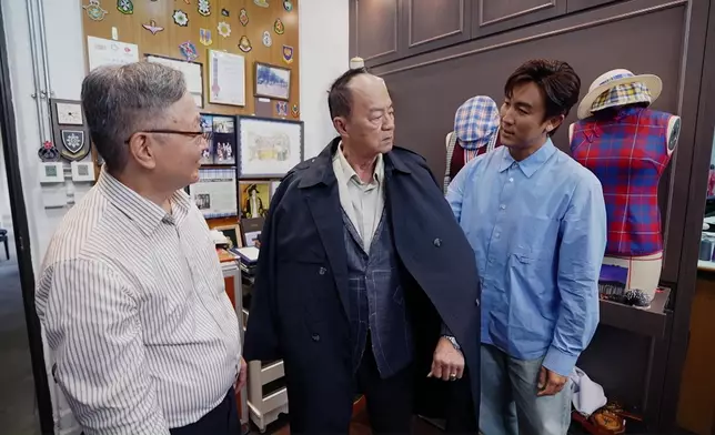 譚俊彥親手為父親還原《英雄本色》經典造型場面感人。