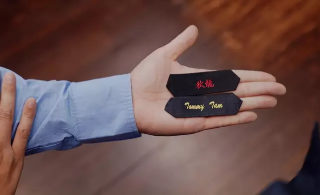 阿Shaun好有心思咁預備咗「Tommy Tam（狄龍英文名）」同「狄龍」兩個名牌畀爸爸揀縫喺件西裝上面。