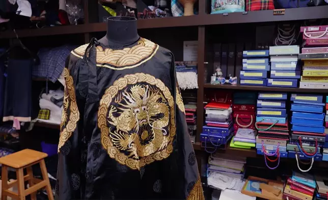 阿Shaun除咗親手做西裝送畀Daddy，仲送上呢件佢哋兩個都著過嘅包青天衫畀爸爸，好有心思。