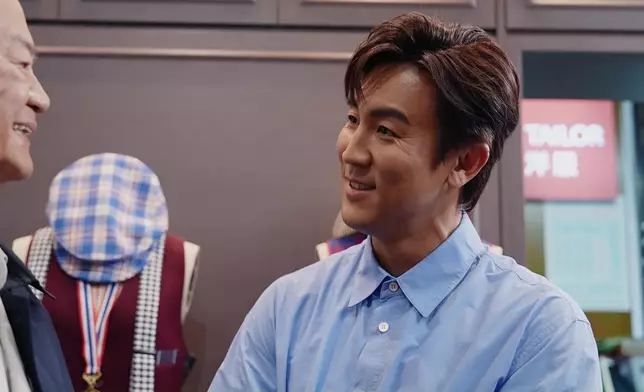 阿Shaun除咗親手做西裝送畀Daddy，仲送上呢件佢哋兩個都著過嘅包青天衫畀爸爸，好有心思。